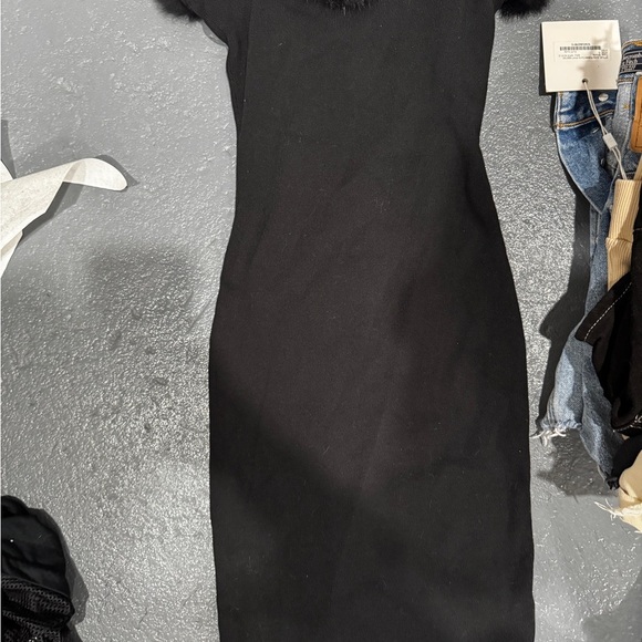 Elegant Black Dress - Picture 2 of 4